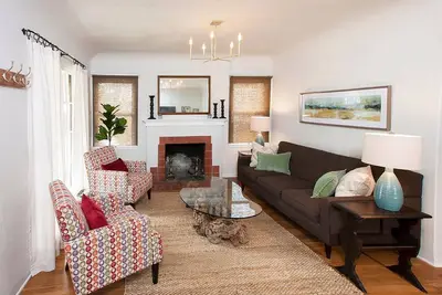 Image de Retraite espagnole spacieuse à proximité du Rose Bowl et de Los Angeles • Parfait pour les familles