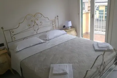 Image de Casa Carla Belle maison privée avec grande terrasse et entrée fermée.