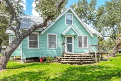 Image de Maison de ferme mise à jour sur 1/2 acre 1 bloc de Aransas Bay