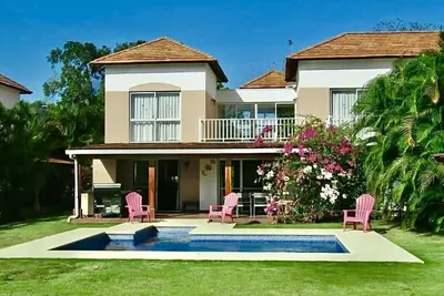 Image de Villa avec Piscine sur Golf à distance de marche de la plage. Club plage privé.