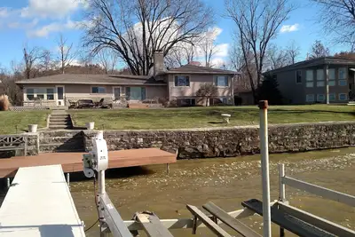 Image de Waterfront 5 Bedroom Lakehouse avec quai privé sur le lac Indian