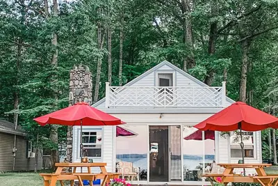 Image de Charmant Lakefront Higgins Lake Cottage.