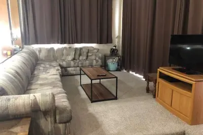 Image de 2 chambres, 1200 pc, Internet, ski-in ski out, bain à remous privé.