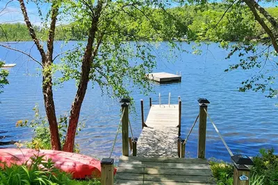 Image de Lake House sur l'eau w / 2 kayaks, canoë, immense terrasse, radeau de natation, quai, foyer