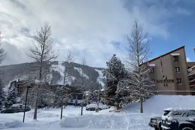 Image de Nouvellement rénové 2bd, 2ba / Steps From The Super B-lift 2 billets gratuits / élévateurs