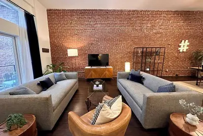 Image de Explore Downtown from a Debonair Urban Loft