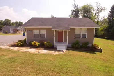 Image de Fish & Play Lake Guntersville. 2br / 1ba Parking couvert pour bateau avec électricité