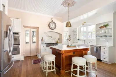 Image de ☆ Gather ☆ Gracious, Pvt, Dwntn + Hot Tub | 6Br3Ba