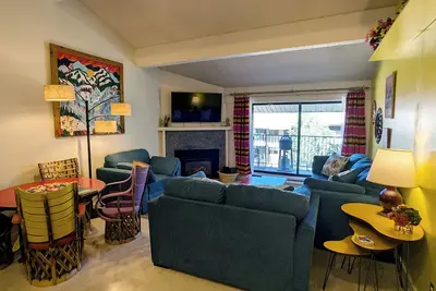 Image de Condo rénové avec WiFi gratuit, parking, piscine chauffée, bains à remous, navette pour les skieurs