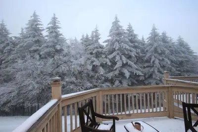 Image de Sommet de la montagne! Condo niché dans les bois. Skis aux pieds
