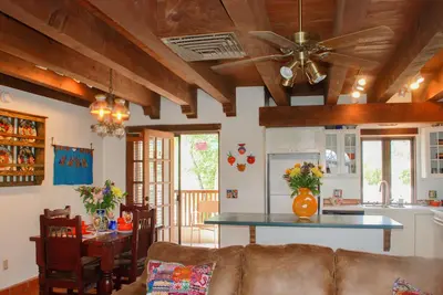 La Posada de Taos 2 Br, 2 pâtés de maisons de la Plaza, charme authentique et vue sur la terrasse
