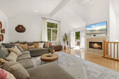 Image de Endless Summer dans cette maison lumineuse, ouverte et confortable!