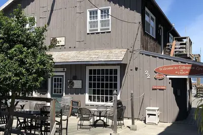 Image de Vues imprenables sur l'eau! En plein centre-ville dans la promenade historique de Coupeville partout!