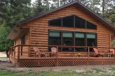 Image de Riverside Cabin adjacent Ă Kootenai National Forest avec Mountain View