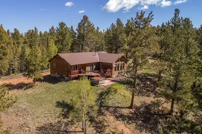 Image de Mtn cabine isolée sur 35 acres, Pikes Peak View! Jacuzzi et à proximité des attractions!