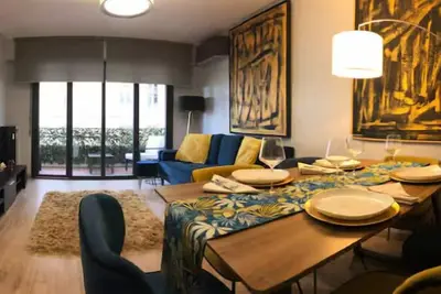 Image de Appartement tendance récemment rénové, 2 salles de bain, parking sécurisé, à 500m du centre