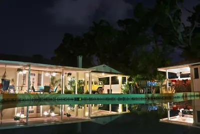 Image de Belle maison historique avec grande piscine privée!