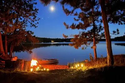 Image de Belle Lakefront - Cottage semi rustique Guthrie Pines - privé 8 + acres - Nice