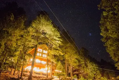 Image de Castle In The Pines - 5br 4bath, 3600 pieds carrés, 3 niveaux, meilleures commodités en ville!