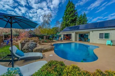 Image de Beaucoup De Fun Beaucoup De Chambre! ! Piscine, Hottub, Ping Pong, Jeu de fléchettes, Zone de jeux pour enfants