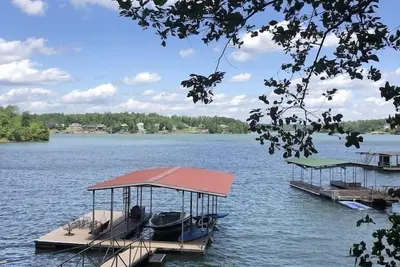 Image de Un endroit heureux à quelques pas de l'eau profonde toute l'année sur Smith Lake emplacement idéal