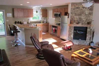 Image de Centre-ville de Brevard Cottage - bain à remous / écho / animaux de compagnie