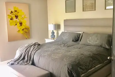 Image de Magnifique condo 2bd par piscine chauffée et spa - Immaculée!