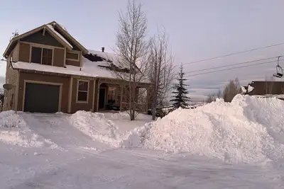 Image de Ski In / Ski Out Profitez des belles montagnes et regarder les skieurs passer!