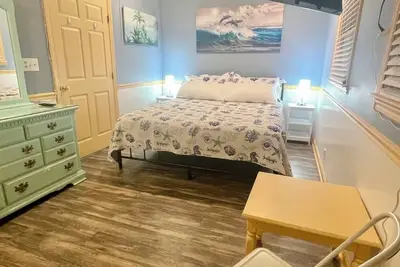 Image de Détaché 1 maison de chambre à coucher dans le quartier sûr 1 mile to beach.