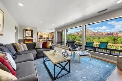 Image de Hillside Home moderne près de la ville avec vue, la vie privée et un bain à remous