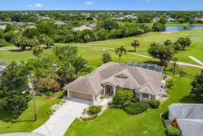 Image de Fabuleuse villa privée orientée sud avec une vue imprenable au bout du cul-de-sac