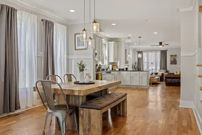 Image de Tarifs spéciaux de juillet! 5 Star Review House -Walk à Broadway!