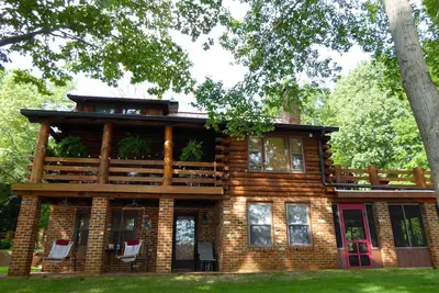 Image de Cozy, Lakefront Log Cabin