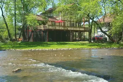 Image de Chalet de luxe sur la rivière Chattahoochee - Marche de Centre-ville Helen