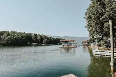 Image de Vues fantastiques, belle eau profonde dans une crique tranquille avec votre propre quai