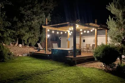 Image de Superbe maison, étapes pour une mise à l'eau silencieuse, avec bain à remous privé!