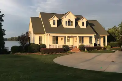 Image de The Maloney Lake House - Belle maison sur le lac Keowee