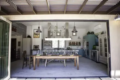 Image de Cuisine de rêve avec deux suites privées de luxe, sur plus de 2 hectares près de la ville