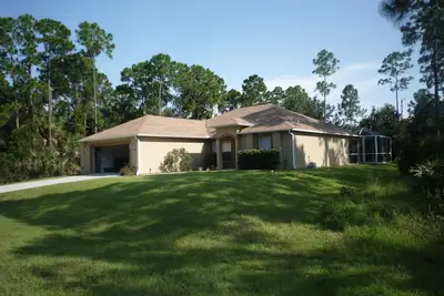 Image de Villa de trois chambres avec piscine, dans un endroit calme, à proximité des plages de la côte du golfe