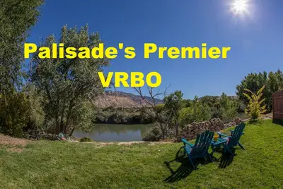 Image de Grande maison au bord de la rivière avec de belles vues et un intérieur bien aménagé.