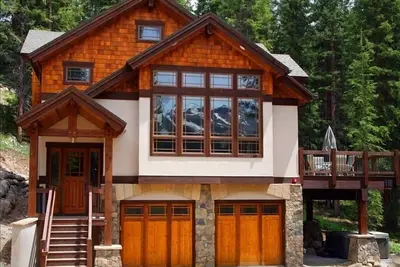 Image de Ski de luxe Maison - Vues, la vie privée, bain à remous, 7 min de la ville, 10-12 personnes