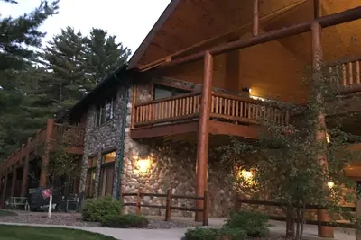 Image de Bord de l'eau de luxe Lake Minocqua 2 Story Rustic Townhome 3bd Garage
