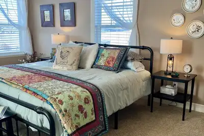 Image de Grande suite parentale de 2 chambres sur une ferme près de la ville avec une vue fantastique sur les montagnes et la ville