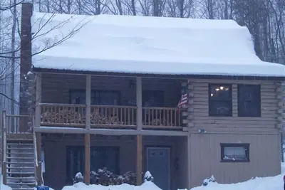 Image de 20% de réduction sur une cabane en rondins (4 chambres / 2 salles de Ba) avec Hot Tub; Se renseigner auprès du propriétaire