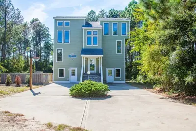 Image de INTIMITÉ! INTIMITÉ! L'une des maisons les plus chères de Whalehead Beach.