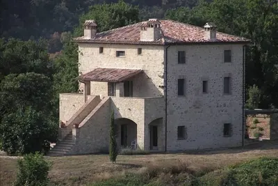 Image de Ferme en pierre de l'Ombrie restaurée avec piscine et vue panoramique