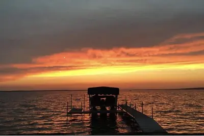 Image de 5 Bedroom Waterfront Accueil / plage privée sur le magnifique lac noir pur Michigan!