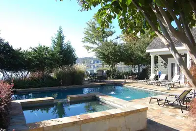 Image de Maison au bord de l'eau au lac Oconee avec piscine, spa et quai privé
