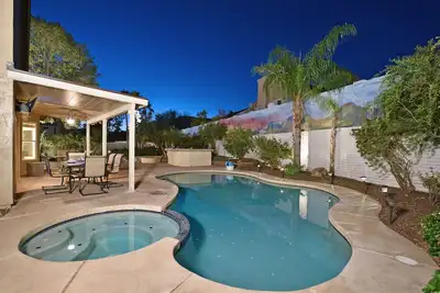 Image de Paradise Poolside 4 chambres / 3 salles de bain. Spa, étang, cascade et putting green