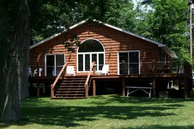 Image de Style chalet élégant, grande terrasse, immense cour verte spacieuse, au bord de la rivière
